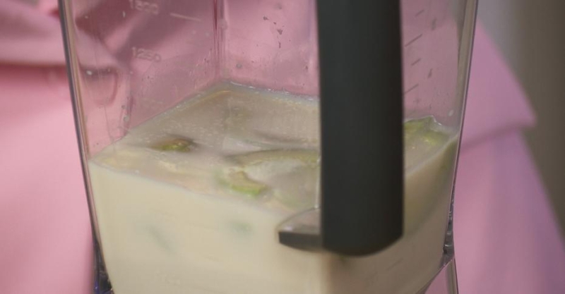 Смузи с авокадо с черносливом